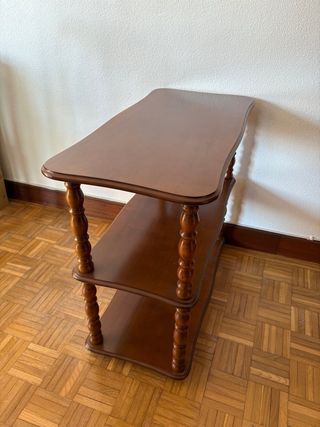Mesa auxiliar de madera con ruedas