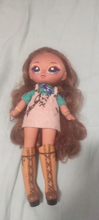 Muñeca con botas y vestido