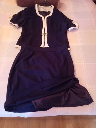 Traje de chaqueta y falda azul marino