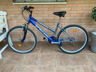 Bicicleta azul y gris para reparar