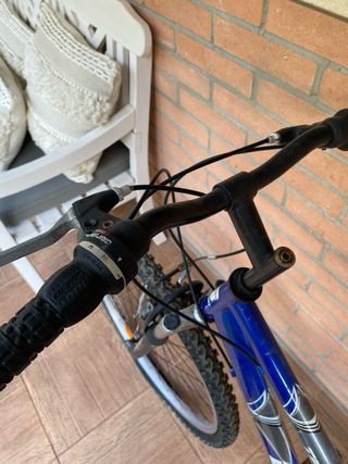 Bicicleta azul y gris para reparar