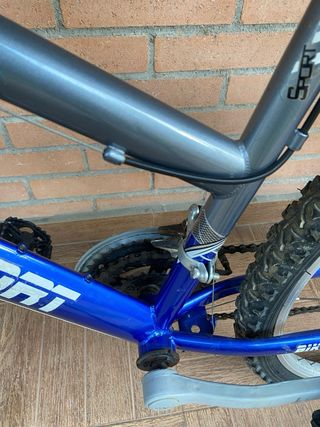 Bicicleta azul y gris para reparar