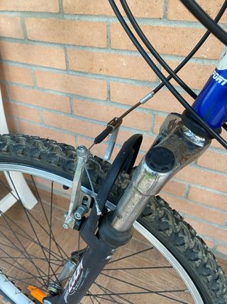 Bicicleta azul y gris para reparar