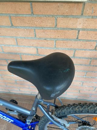 Bicicleta azul y gris para reparar