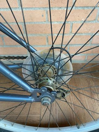 Bicicleta azul y gris para reparar