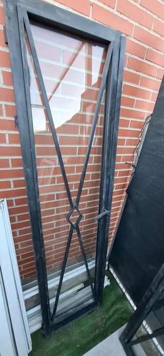 Puerta de forja con cristal