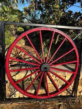 Puerta exterior con ruedas de carro