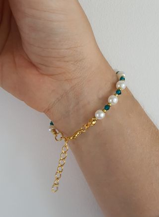 Pulsera con perlas blancas y azul turquesa – acero