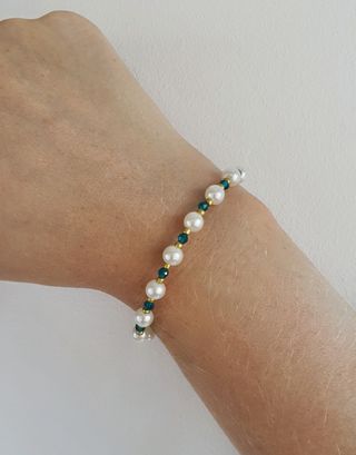 Pulsera con perlas blancas y azul turquesa – acero