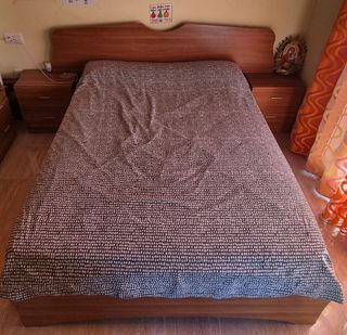 Cama doble con colchón y 2 mesitas de noche