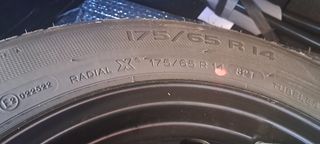 Neumático Michelin 175/65 R14 con sus accesorios