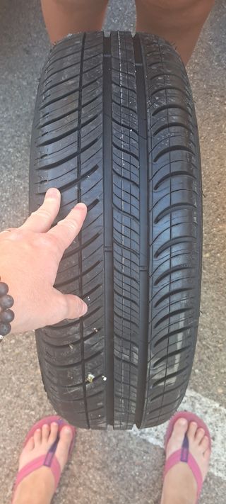 Neumático Michelin 175/65 R14 con sus accesorios
