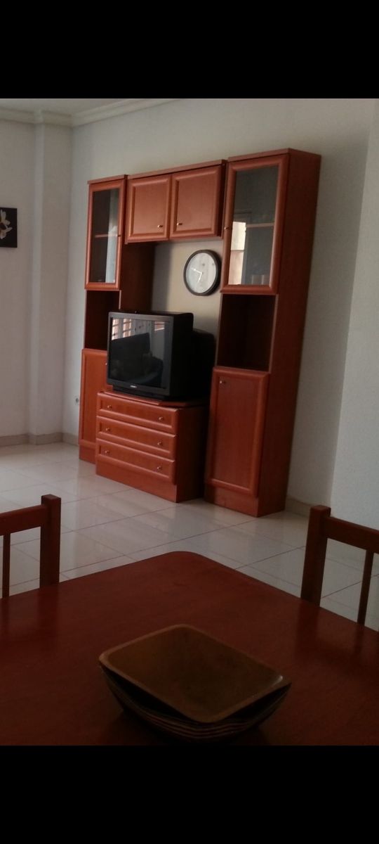 Cajonera con 3 cajones y estante con dos puertas