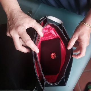 Borsa Love Moschino nera con inserti bianchi