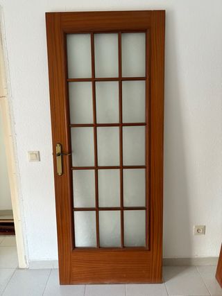 Puerta interior de madera con cristal