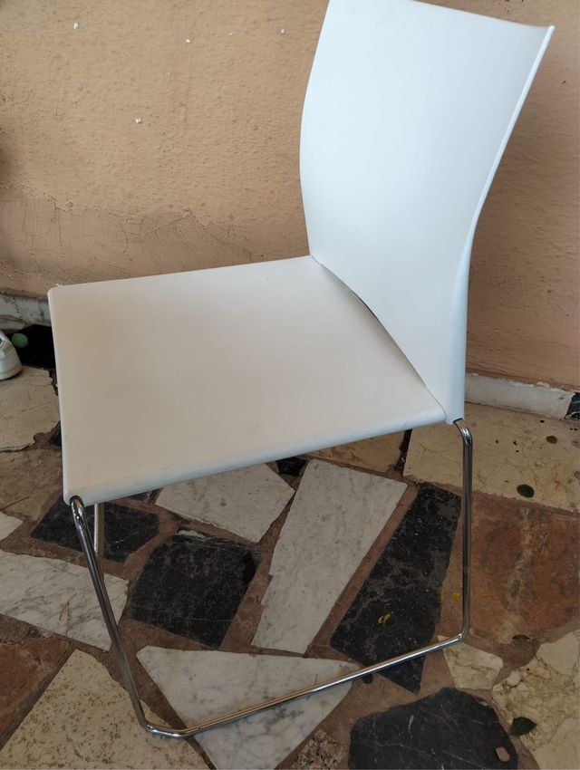 Sillas de comedor blancas y plateadas