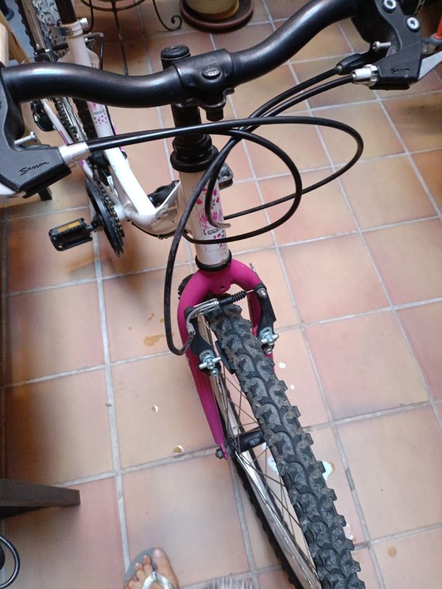 Bicicleta infantil blanca y rosa