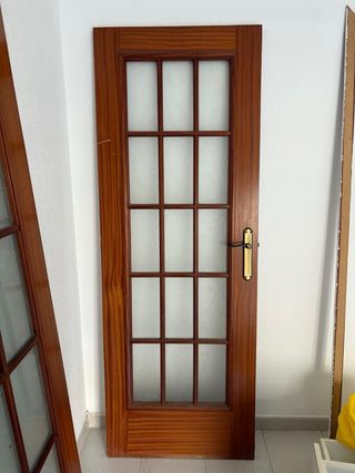 Puerta interior de madera con cristal