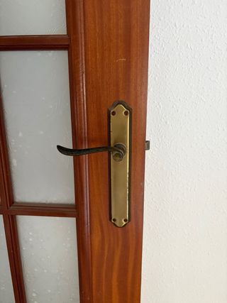 Puerta interior de madera con cristal