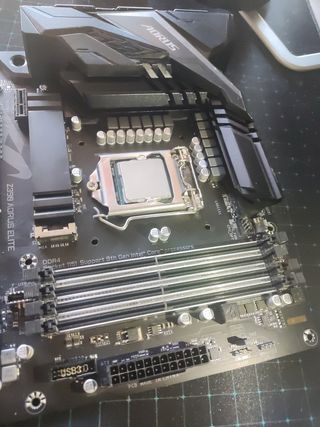 Intel i7 9700K + Placa Base Gigabyte Z390 Aorus 