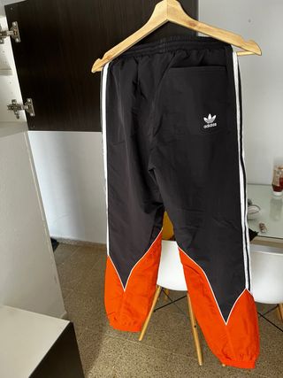 Pantalones Adidas deportivos negros y naranjas