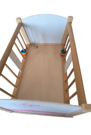 Cuna de madera para muñecas