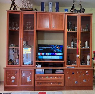 Mueble TV madera con vitrinas