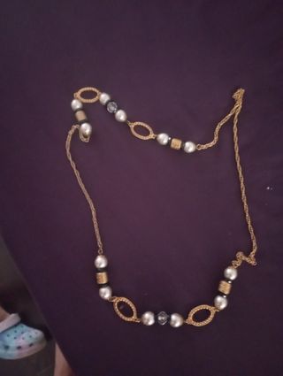Collar de perlas y eslabones dorados