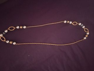 Collar de perlas y eslabones dorados