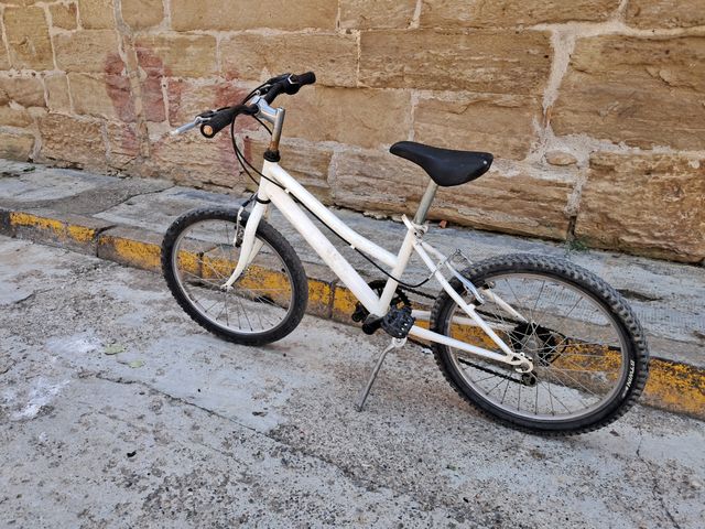 Bicicleta infantil blanca