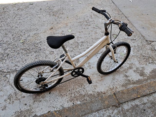 Bicicleta infantil blanca