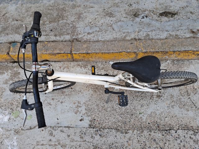 Bicicleta infantil blanca