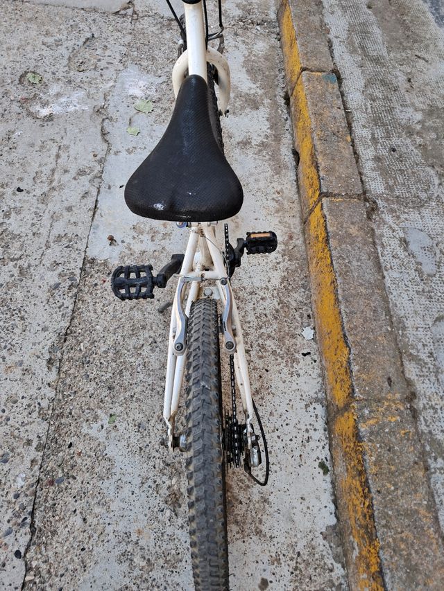 Bicicleta infantil blanca