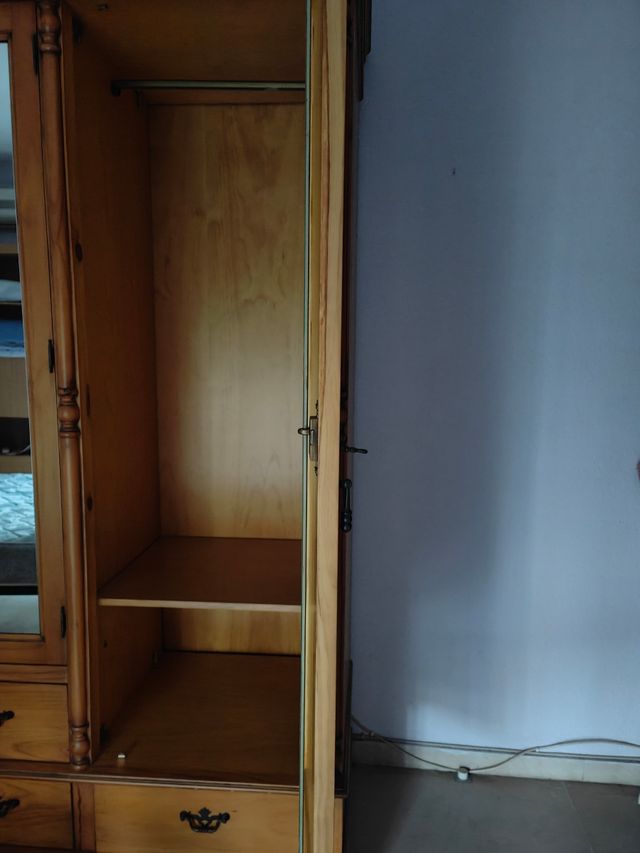 Armario de pino con 4 puertas y espejos