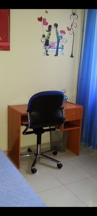Escritorio madera con estantería en Orihuela 