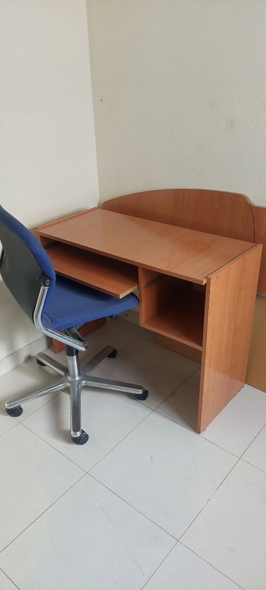 Escritorio madera con estantería en Orihuela