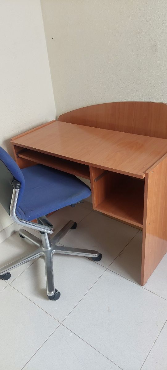 Escritorio madera con estantería en Orihuela