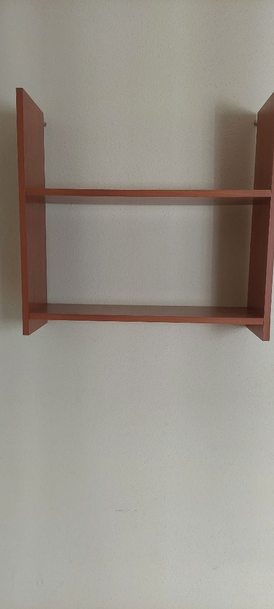 Escritorio madera con estantería en Orihuela