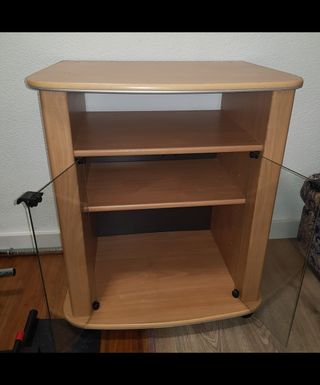 Mesa vitrina de madera.