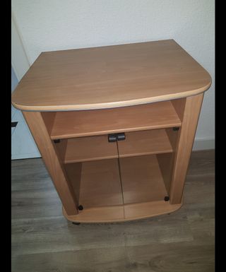 Mesa vitrina de madera.