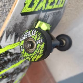 Skate juvenil Decathlon con diseño de lobo