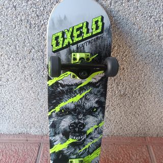 Skate juvenil Decathlon con diseño de lobo