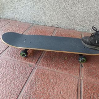 Skate juvenil Decathlon con diseño de lobo
