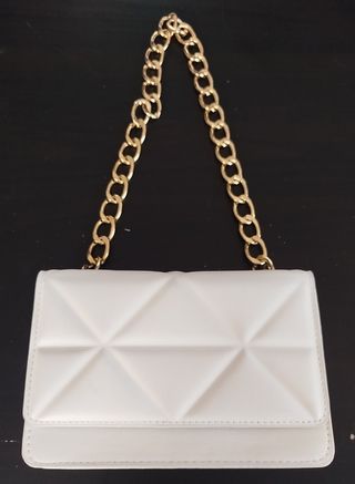Bolso blanco con cadena dorada