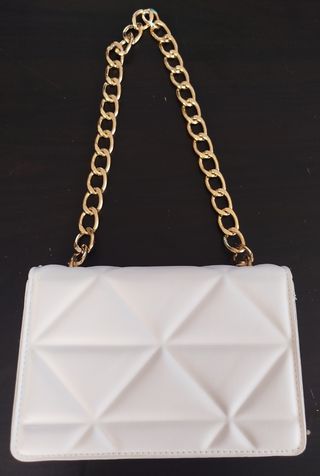 Bolso blanco con cadena dorada