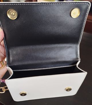 Bolso blanco con cadena dorada