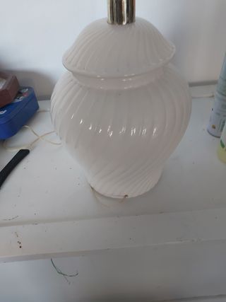 Pie de lámpara cerámica blanco y dorado