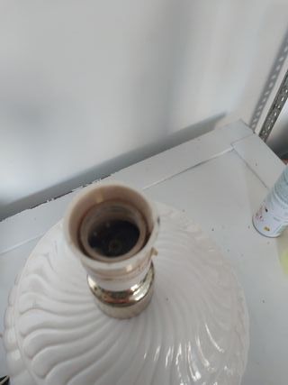 Pie de lámpara cerámica blanco y dorado