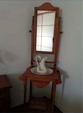 Lavabo antiguo con espejo y jarra
