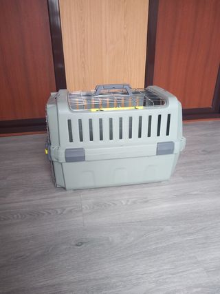 Transportín para mascotas gris y beige.